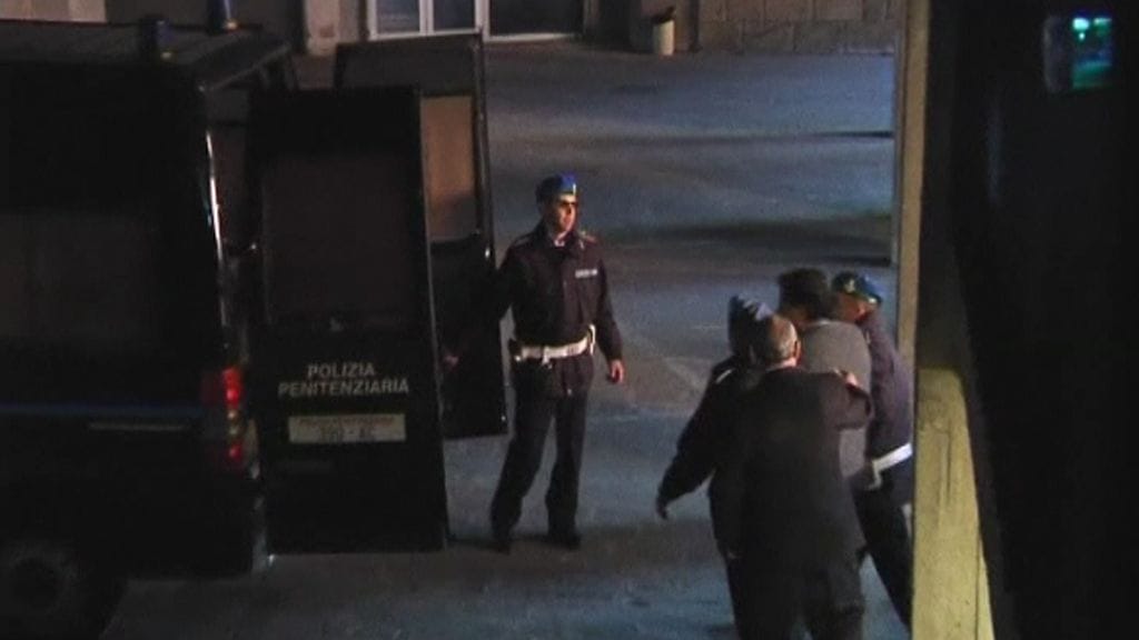 Costa Concordian kapteenia Francesco Schettinoa kuulusteltiin 17.1.2012. Häntä kuljetettiin tiukasti poliisien valvonnassa hänen omankin turvallisuutensa takia. Kuva AP:n videomateriaalista.