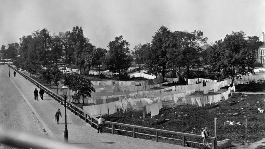 Pyykinkuivatusta Helsingin Kaartinpuutarhassa (eli Tehtaanpuistossa) vuonna 1907. Kuvattu Laivurinkatu 37:stä lounaaseen. Kuvaajana Signe Brander.