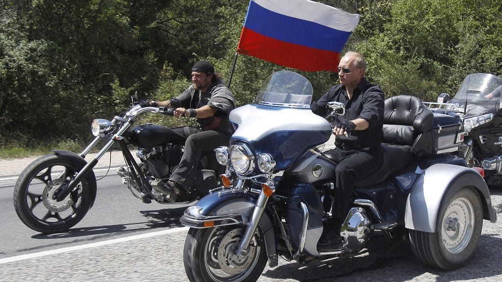 Sergei Zaldostanov ja Vladimir Putin Ukrainaissa heinäkuussa 2010.