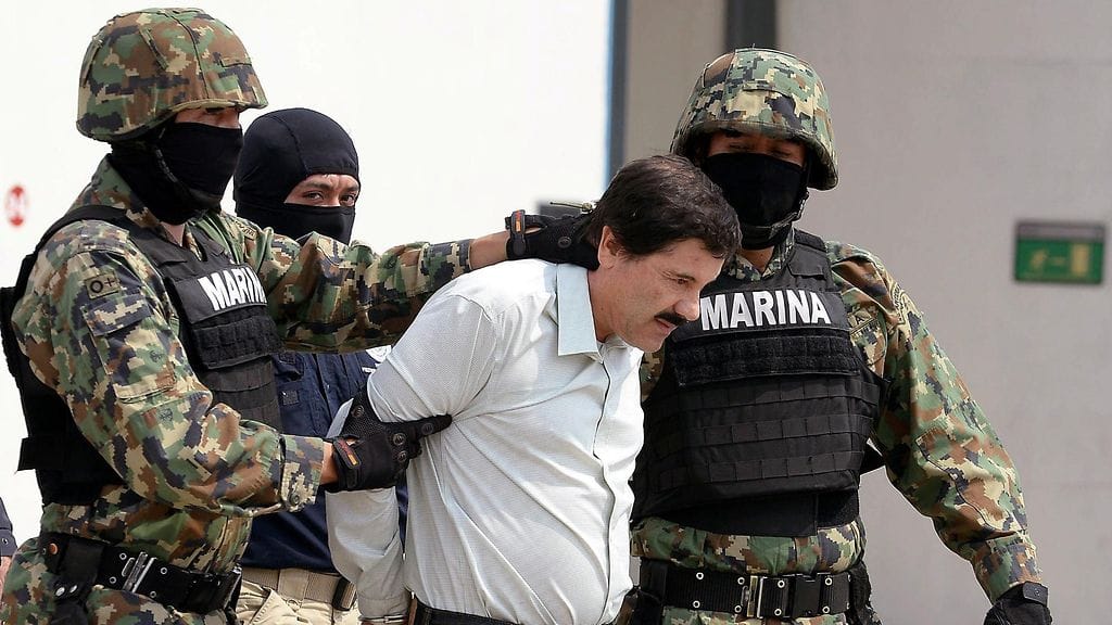 Meksikon merijalkaväen sotilaat taluttavat vangittua huumepomoa Joaquin Guzmania Mexicossa helmikuun 22. 2014.