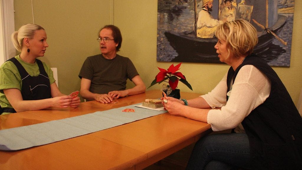 Mikki opettaa korttipeliä omahoitaja Sandra Seppälälle. Pelissä on mukana Auli Hosffström