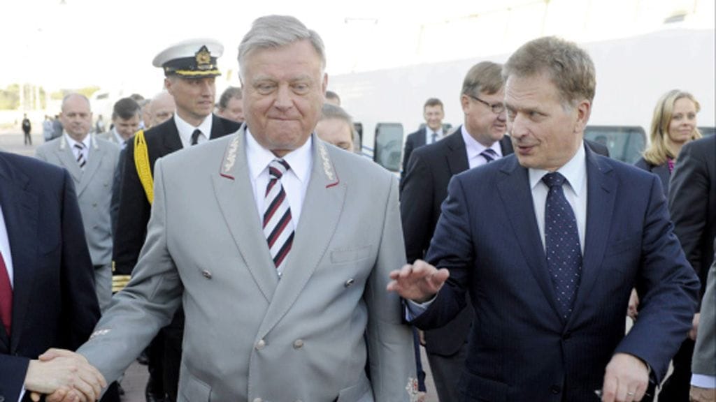 Tasavallan presidentti Sauli Niinistö seurueineen saapui junalla Pietarin Suomen-asemalle keskiviikkona 20. kesäkuuta 2012. Ninistöä vastassa oli Venäjän rautateiden pääjohtaja Vladimir Jakunin (vas.)