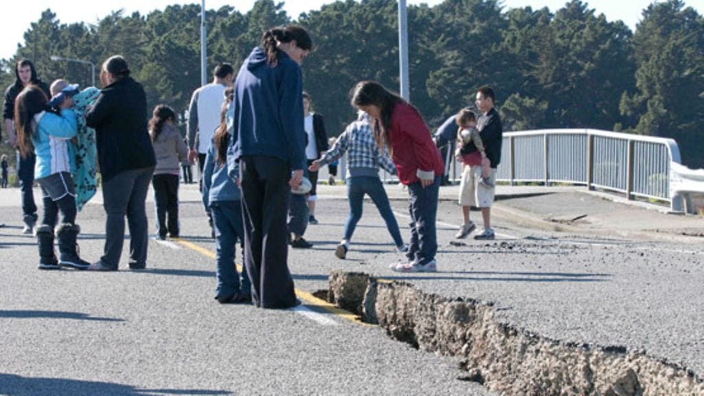 Maanjäristys sai aikaan suuria lovia maaperään.