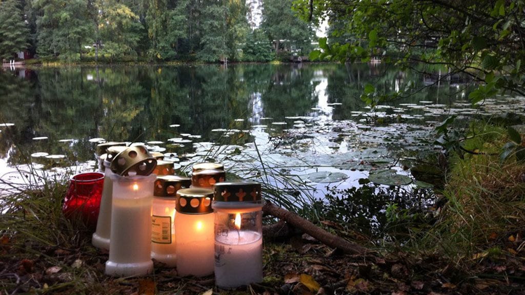 Karoliina Kestin löytöpaikalle, Likolammen rantaan on tuotu kynttilöitä