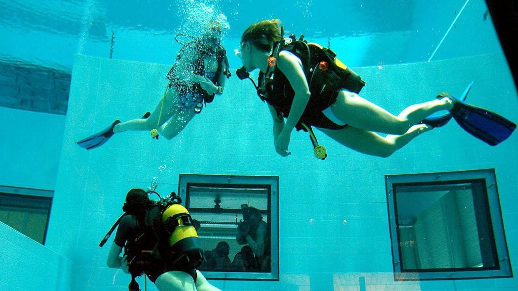 Sukeltelua Nemo 33 -altaassa.
