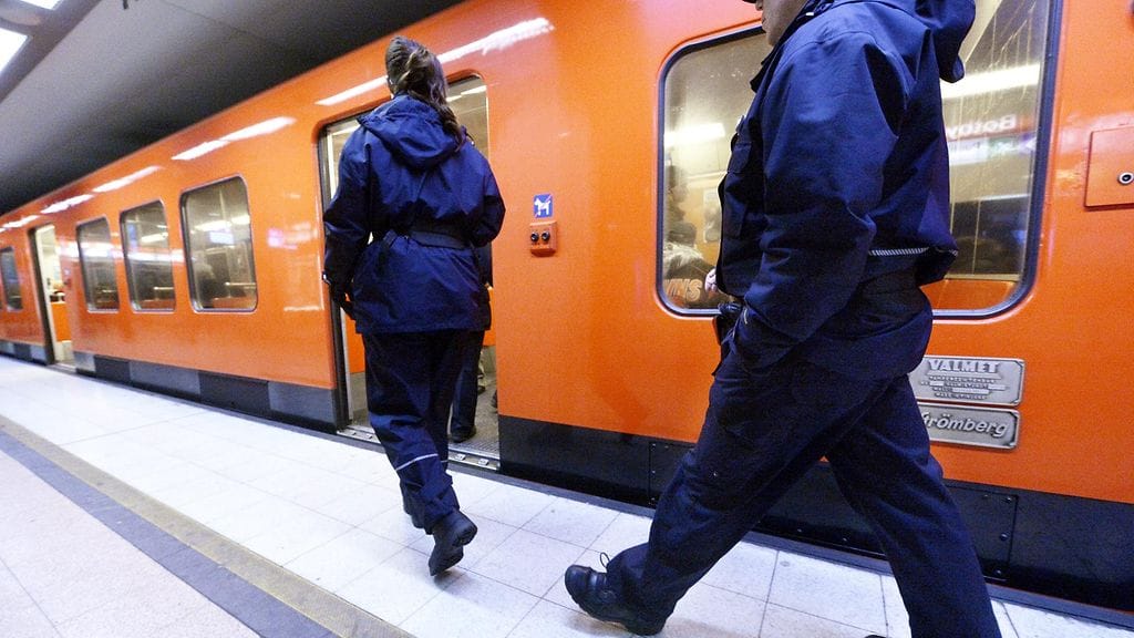 Metro kulkee tällä hetkellä epäsäännöllisesti. HSL suosittelee käyttämään bussia ja raitiovaunuja mahdollisuuksien mukaan.