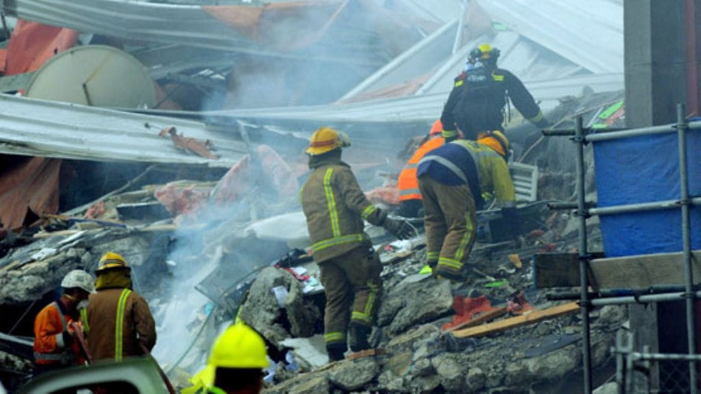 Pelastustyöntekijät raivaavat romahtaneita rakennuksia Christchurhissa Uudessa-Seelannissa.