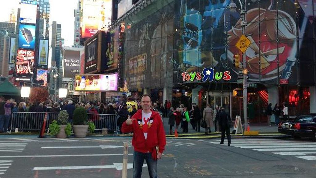 Rovion markkinointijohtaja Peter Vesterbacka New Yorkin Times Squarella järjestetyssä julkistustapahtumassa.