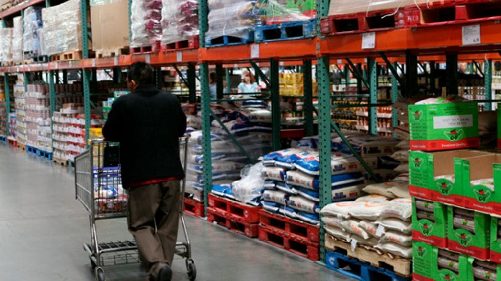 Asiakas kävelee riisipussien ohi Yhdysvaltalaisessa supermarketissa, kuva: EPA