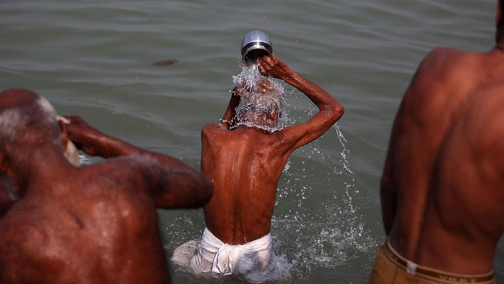 Hindut uskovat, että kylpeminen vedessä puhdistaa heidät synneistä. Kuva Ganges-joen varrelta Intian itäpuolelta.