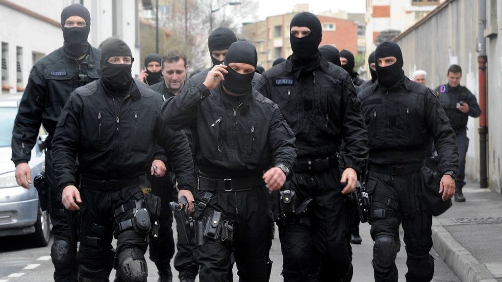 Ranskan poliisi etsii kolmatta miestä Toulousen joukkosurmiin liittyen.