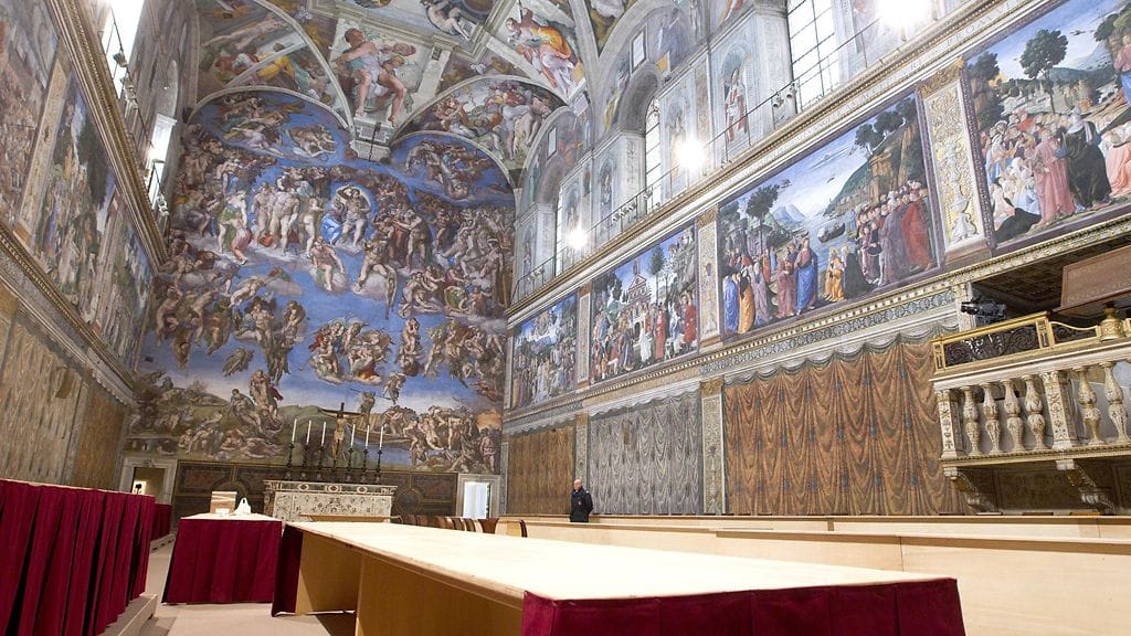 Vatikaanissa Sikstuksen kappeliin on asennettu jo pöydät ja tuolit valmiiksi uutta paavia valitsevia kardinaaleja varten 9.3.2013.
