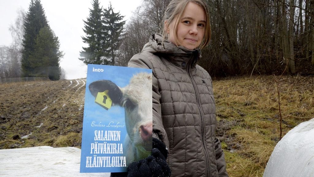 Salainen päiväkirja eläintiloilta -kirja perustuu eläintenhoitajaksi opiskelleen Eveliina Lundqvistin päiväkirjamerkintöihin.