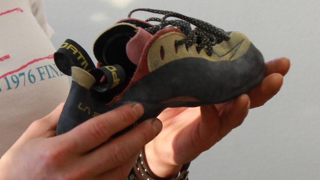 Kiipeilijä Roosa Huhtikorpi esittelee kiipeilykenkää.