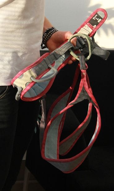 Kiipeilijä Roosa Huhtikorpi esittelee kiipeilyvaljaita.