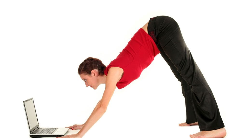 Joogaohjaaja Gloria Salo nettijoogastudiolla.