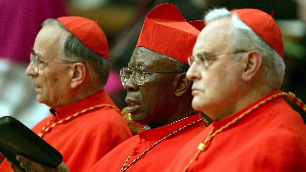 Paavin seuraajaksi on veikkailtu myös nigerialaista Francis Arinzea (kuvassa keskellä).