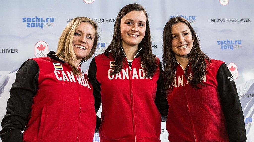 Kanadan Sotchi-asuja. Kuvassa Georgia Simmerling, Marielle Thompson ja Kelsey Serwa.