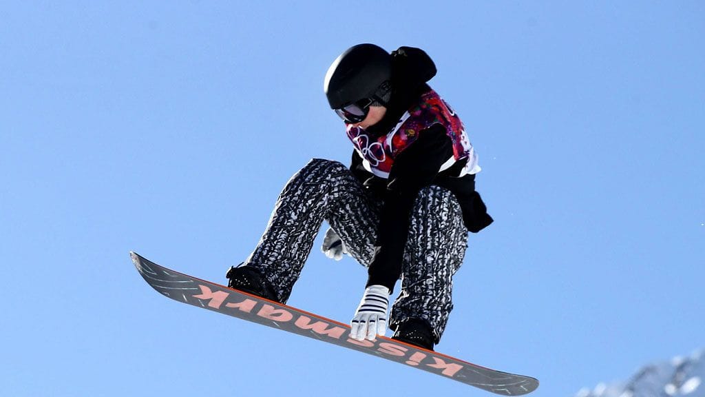 Suomen Janne Korpi lumilautailee Sotshissa.