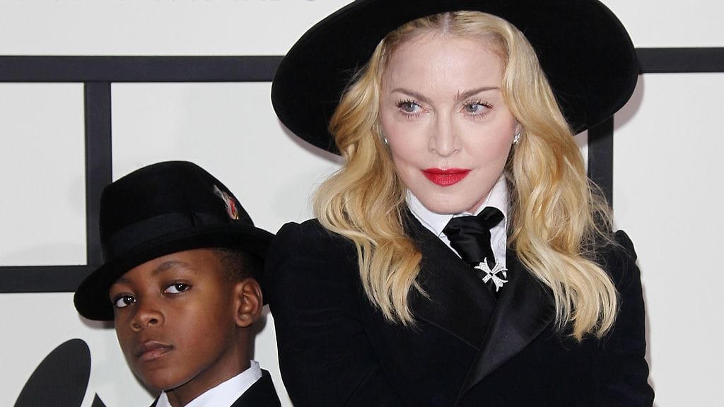 Madonna saapui Grammy-gaalaan poikansa kanssa.