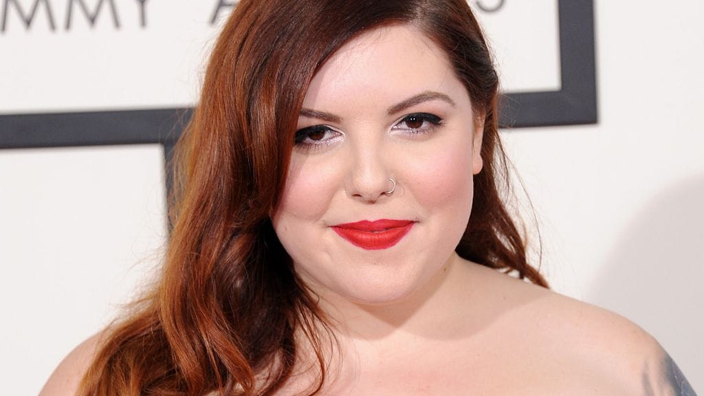 Laulaja Mary Lambert valitsi ylleen pikkumustan, jossa nähtiin kaunis ja yksinkertainen yksityiskohta.