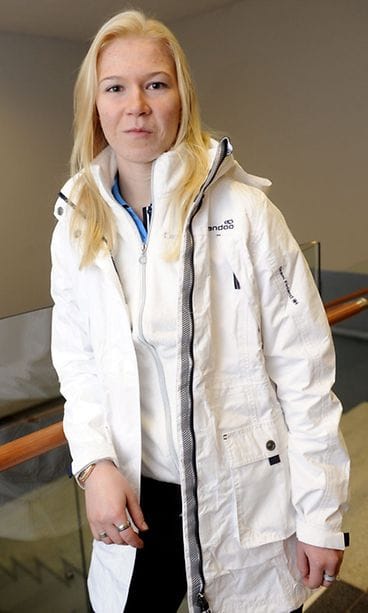 Mäkihyppääjä Julia Kykkänen ennen lentoa Sotshiin.