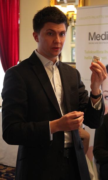 Biokemisti Daniel Isaacs työskentelee Medik8-lanseerauksessa 23.1.2014