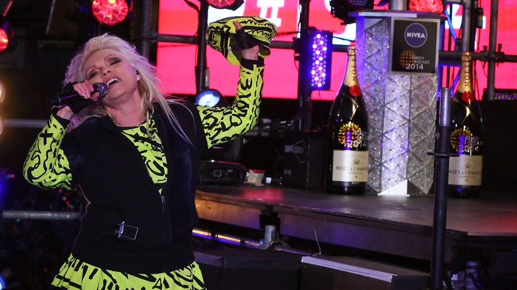 Debbie Harry esiintyi New Yorkin Times Squarella uutena vuotena.