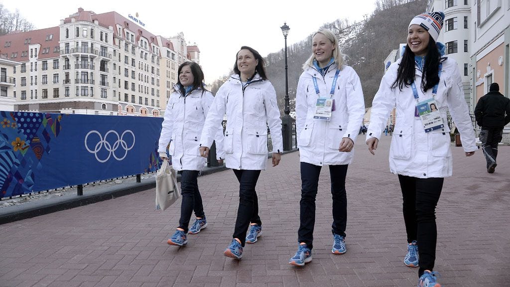 Krista Lähteenmäki, Aino-Kaisa Saarinen, Anne Kyllönen ja Kerttu Niskanen Sotshissa.