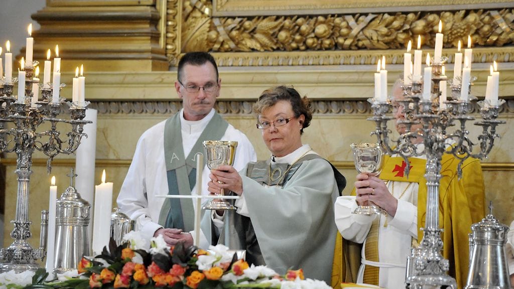 Helsingin piispaksi juuri vihitty Irja Askola (kesk.) valmistautuu avustajineen ehtoollisen jakamiseen Helsingin Tuomiokirkossa 12. syyskuuta 2010.