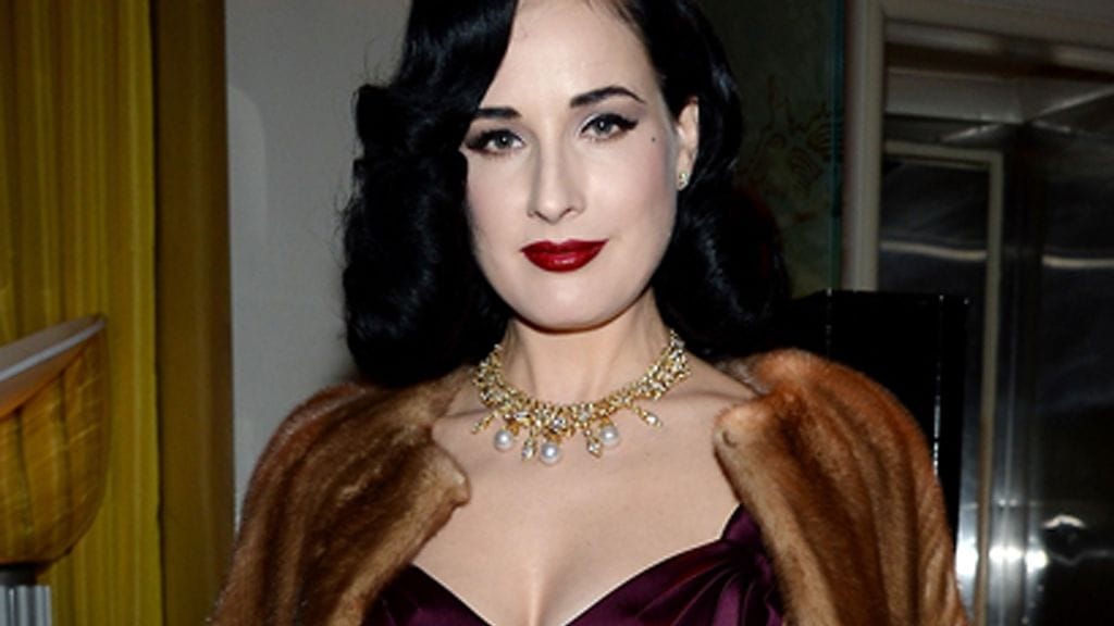 Näyttelijä Heather Graham, 43, saapui Roberto Cavallin liikkeen avajaisiin New Yorkissa rohkeassa, punaisessa nahkamekossa. Myös Grahamin takki toisti punaisen eri sävyjä. Jalkaan tähti oli vetäissyt nyöritettävät, näyttävät korkokengät.