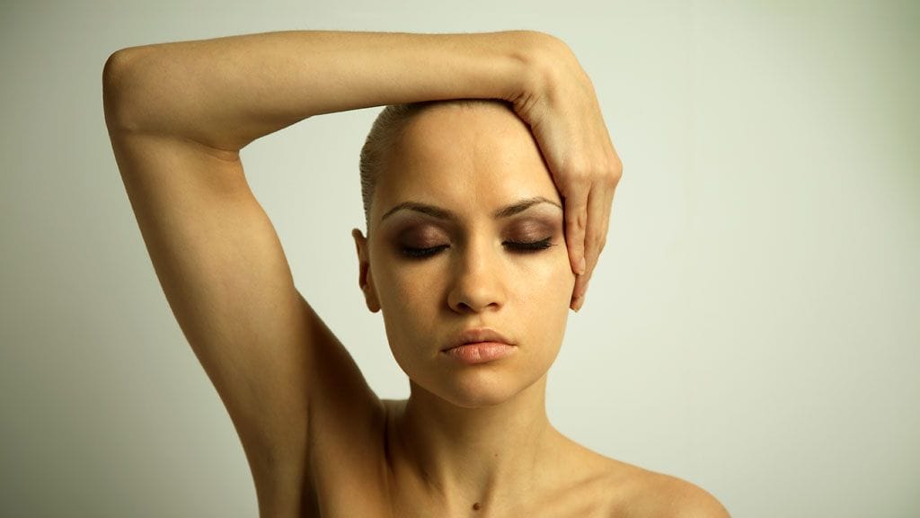 Naisten hiustenlähdön taustalla on yleensä joko sairaus tai perimä.