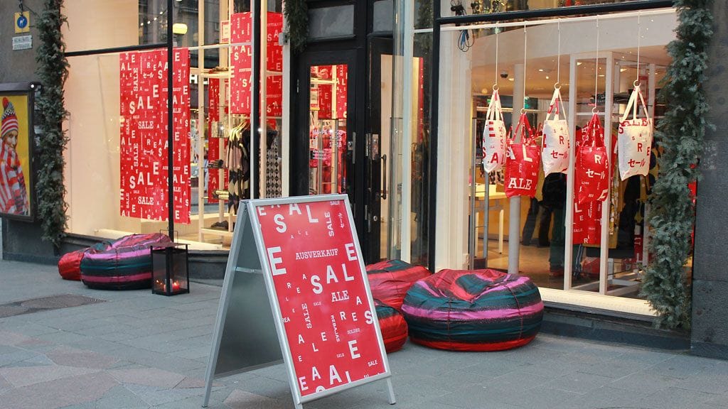 Helsingin Keskuskadulla komeilevat näyttävät alennuskyltit – eikä syyttä.