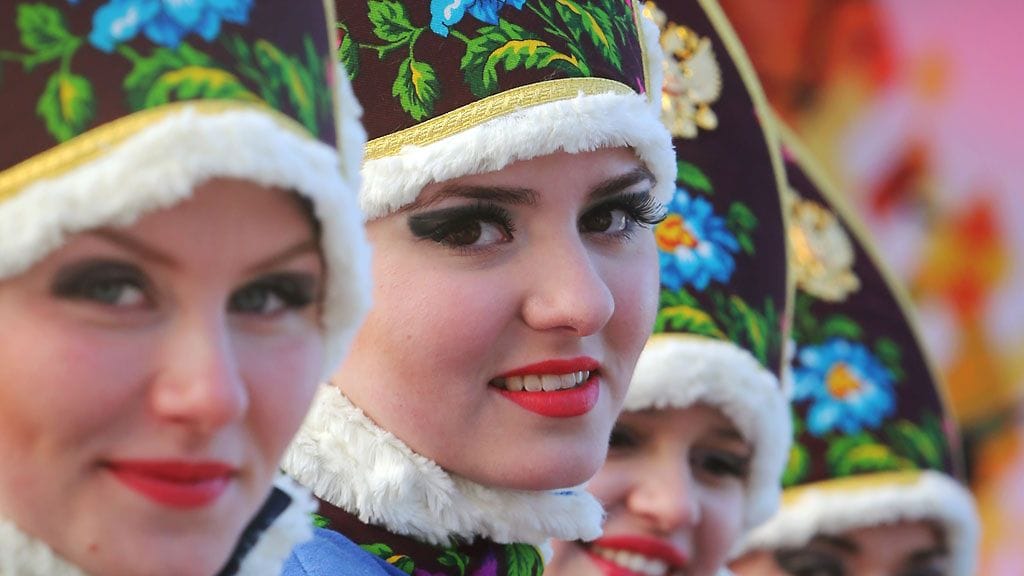 Tervetuloseremoniaan osallistuneita naisia Sotshissa.