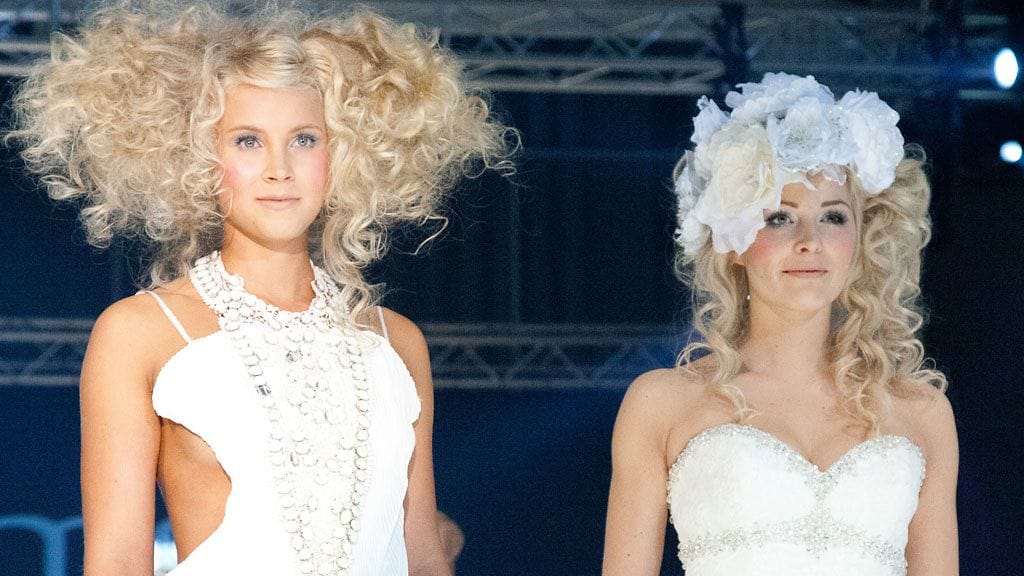 Romanttista kiharaa sen olla pitää! Äläkä unohda koristaa kampausta kukkasin.