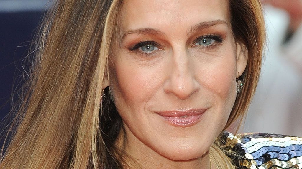 Kuvakaappaus Sarah Jessica Parkerin suunnittelemista kengistä Glamour-lehden sivuilta.