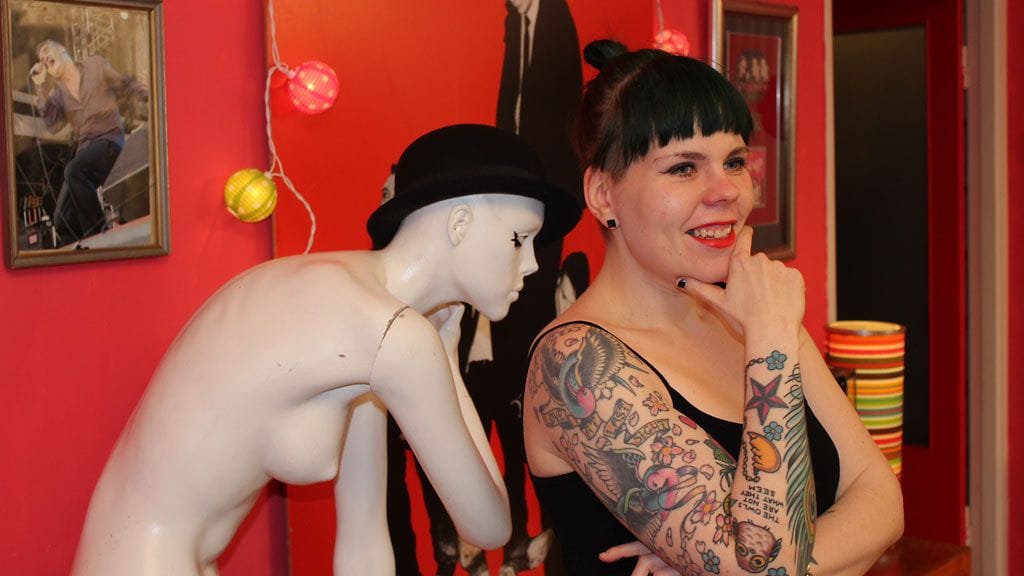 Maria Ahosen oikeaa kättä peittävät linnut ja kukat. Kuva: Eva Kela