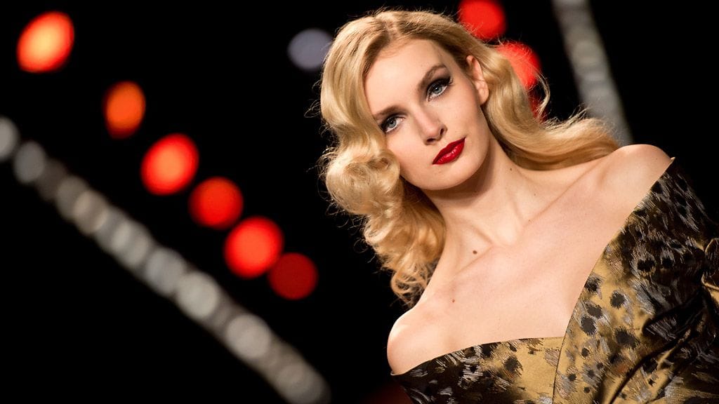 Upea retrohenkinen kangas pääsee oikeuksiinsa mahtipontisessa hameessa. Pitsinen yläosa yhdistyy kauniisti hameeseen, sillä molemmissa vaatteissa toistuu kukkakuviointi.