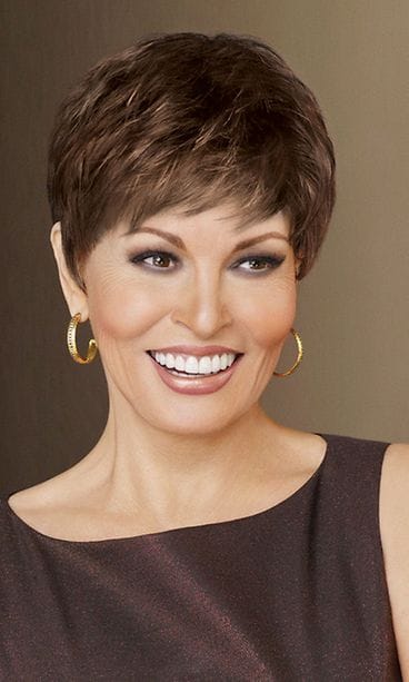 Raquel Welch peruukkimallina by Ellen Wille Hair Companylle.