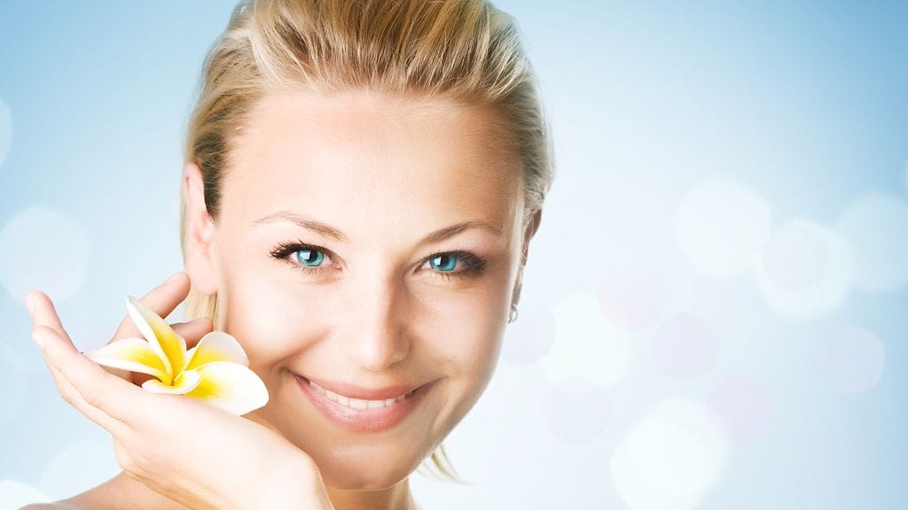 Sitruuna, kurkkua ja vettä – siinä kotikutoisia ja käytännöllisiä vinkkejä ihonhoitoon.