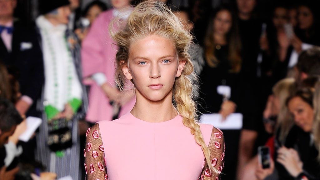 Kevään hiustrendeinä nähdään muun muassa romanttisia, renesanssin aikaa henkiviä lettikampauksia.