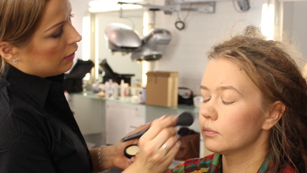 Joe Blascon kouluttaja ja konsulentti Milla Stenman meikkaa