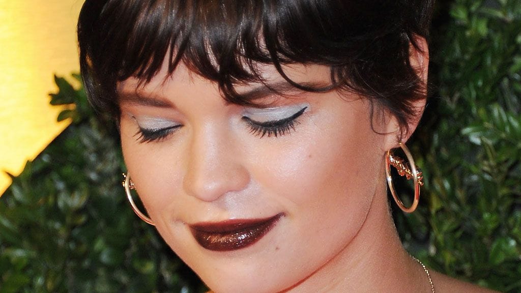Pixie Geldof yllätti saapumalla British Fashion Awardseihin vihreän pehmolelun kanssa.
