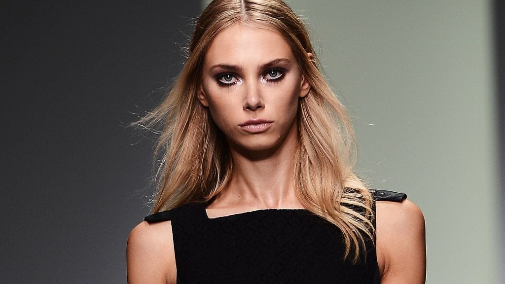 J. JS Lee esitteli Lontoon muotiviikoilla umpinaisen, kahdesta osasta koostuvan pikkumustan. Moderni ja pelkistetty asu antaisi juhlissa tilaa myös näyttäville koruille tai meikille.