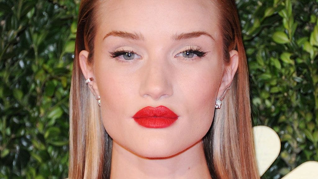 Lily Donaldson saapui British Fashion Awardseihin upeassa, punaista ja mustaa yhdistelleessä Marc Jacobsin iltapuvussa. Donalsdon puki näyttävän puvun pariksi mustat avokkaat ja pienet kultakorut. Myös mallin huulien punasävy oli poimittu iltapuvun väreistä.