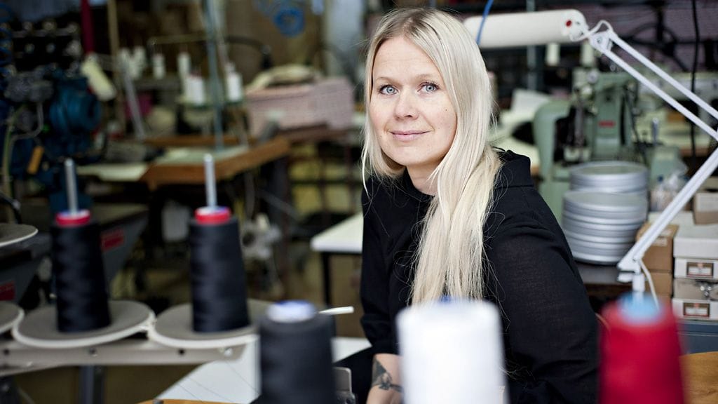 Pro Finlandia -mitalilla palkittu muotisuunnittelija Paola Suhonen.