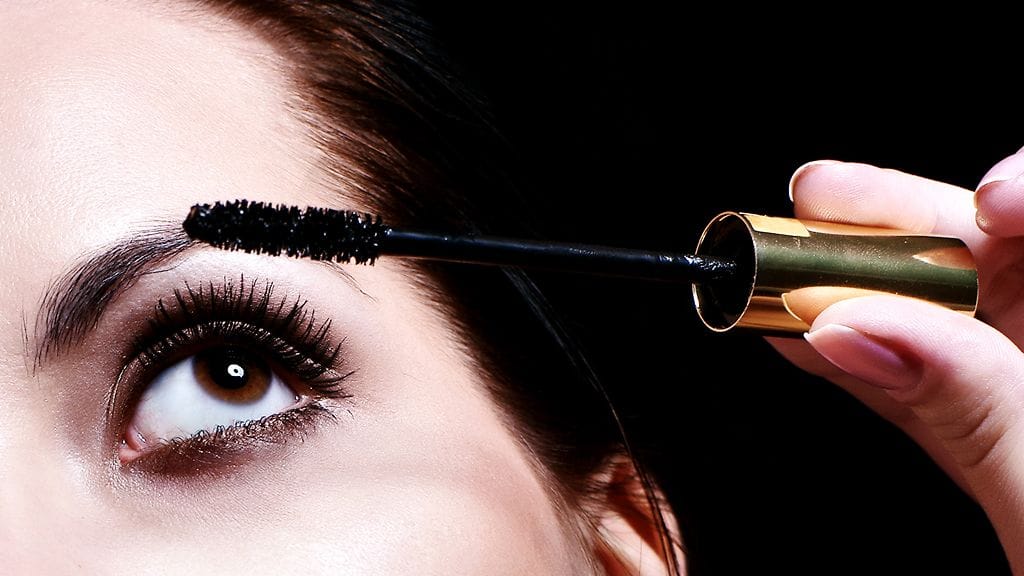 Joe Blascon kouluttaja ja konsulentti Milla Stenman meikkaa