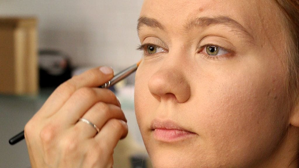 Joe Blascon kouluttaja ja konsulentti Milla Stenman meikkaamassa.