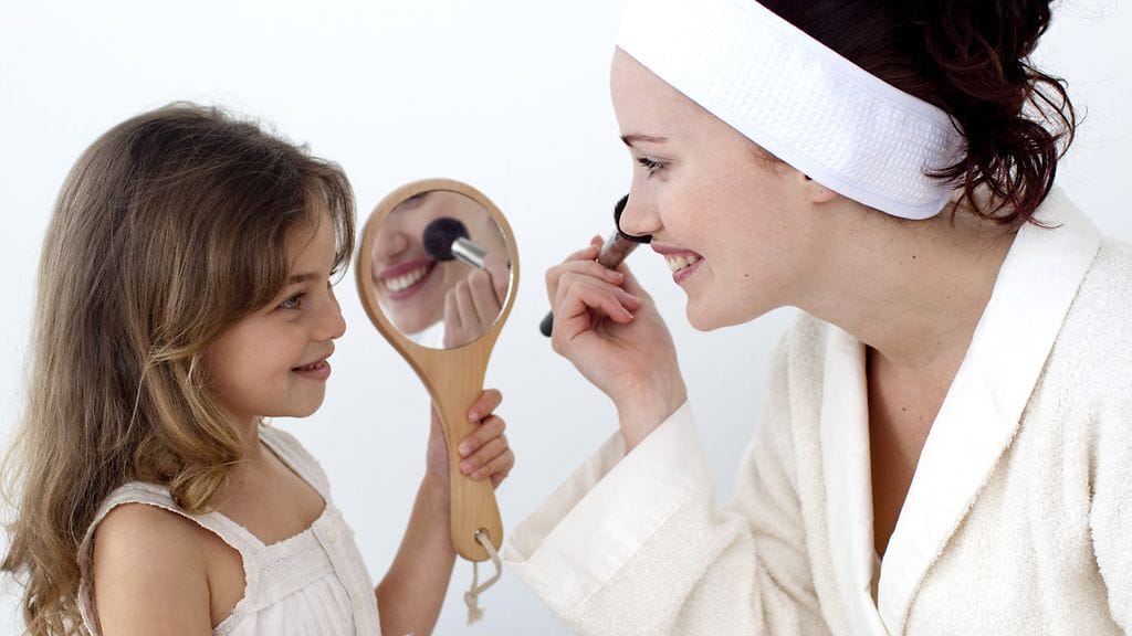 Kynsilakkaa kokeillaan yleensä ensimmäisenä yhdessä äidin kanssa.