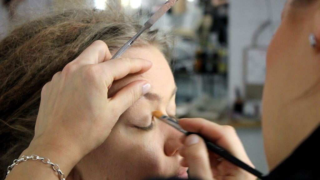 Joe Blascon kouluttaja ja konsulentti Milla Stenman meikkaa